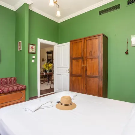 Golden Tiara Villa *